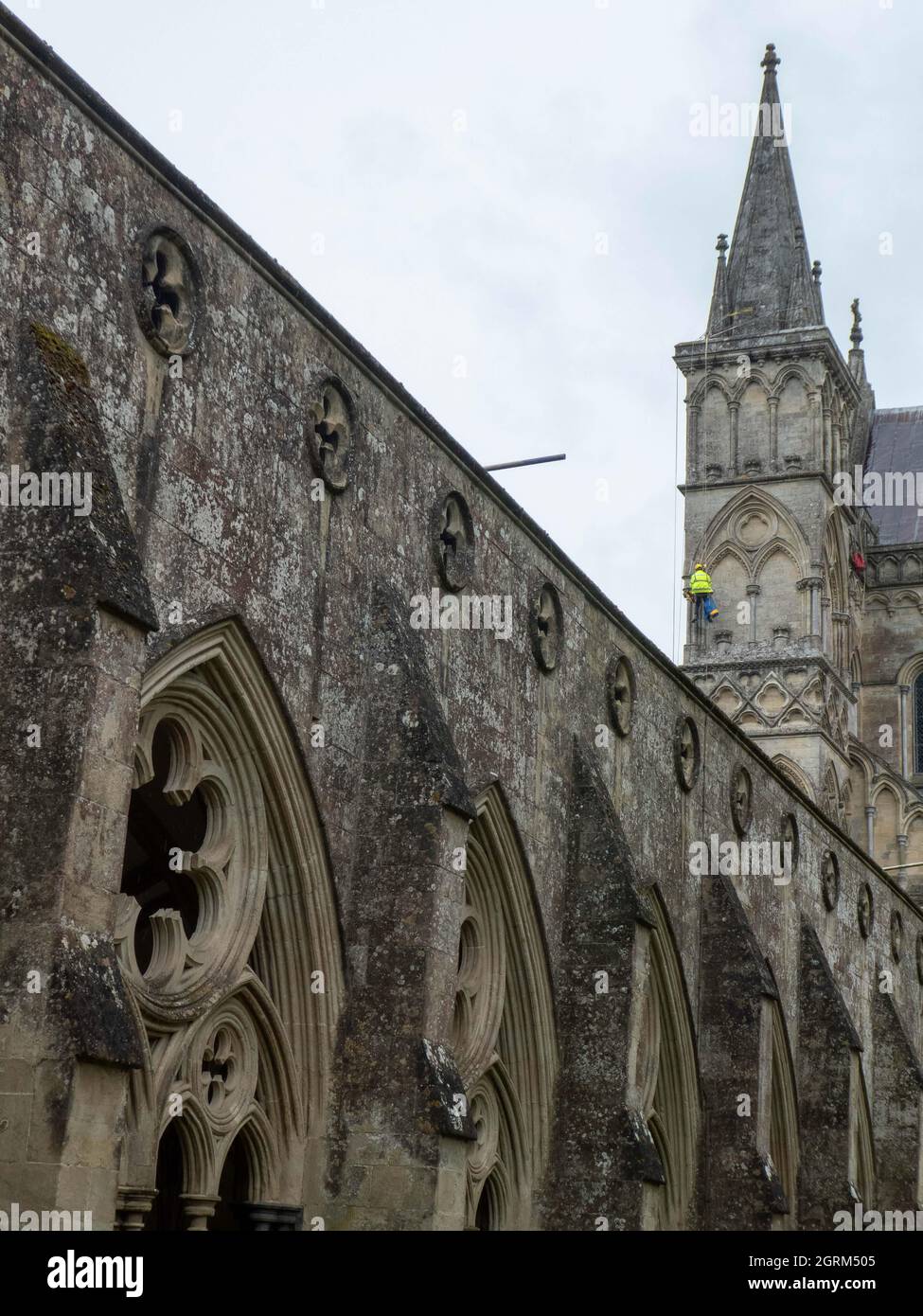 Titel eine Ansicht des Turms der Kathedrale von Salisbury Wiltshire England Stockfoto