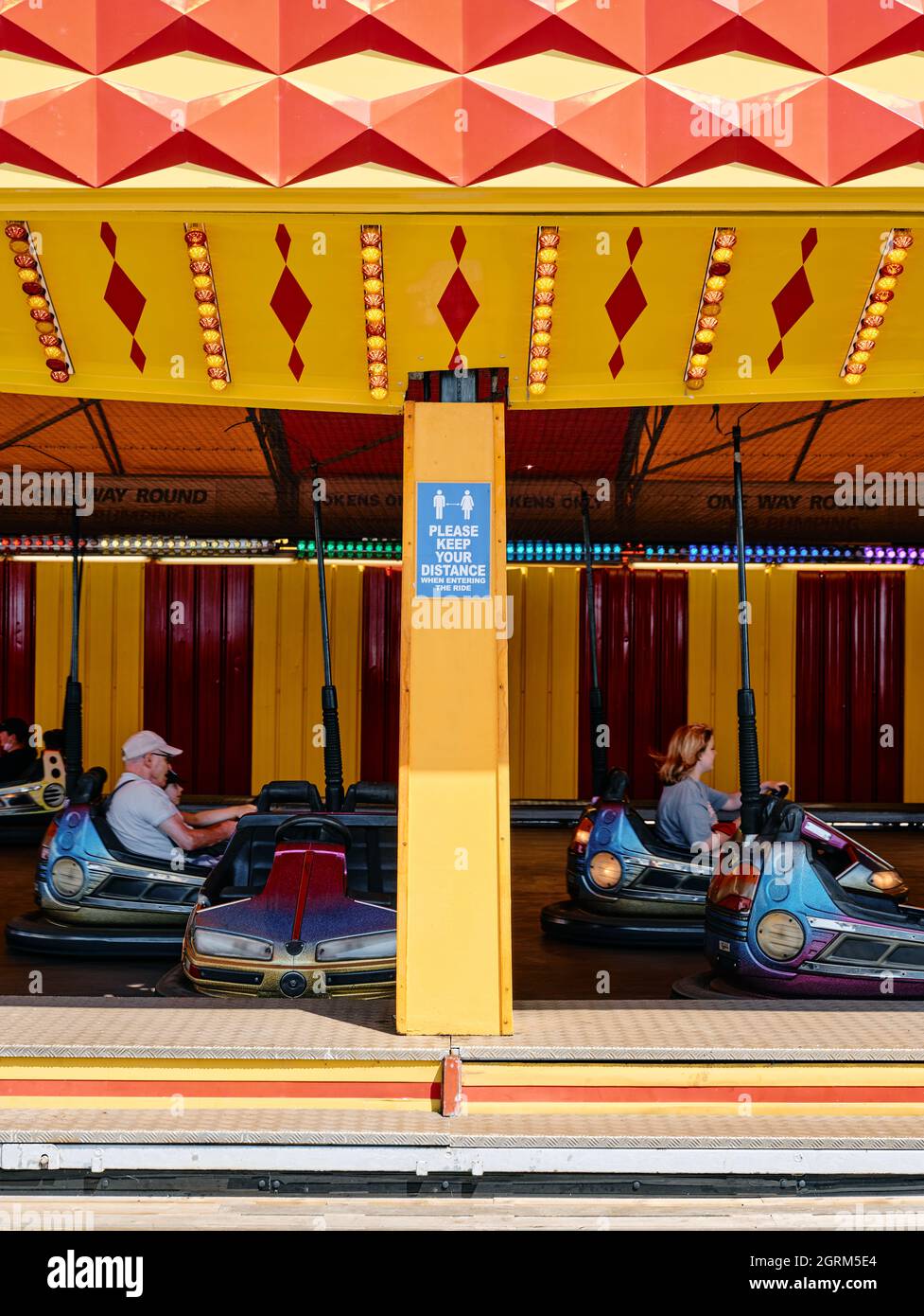 Eine gesellschaftlich distanzierende Covid halten 2 Meter auseinander bei einer Autofahrt auf dem Messegelände in Great Yarmouth Seaside Resort town an der Norfolk Küste in England. Stockfoto