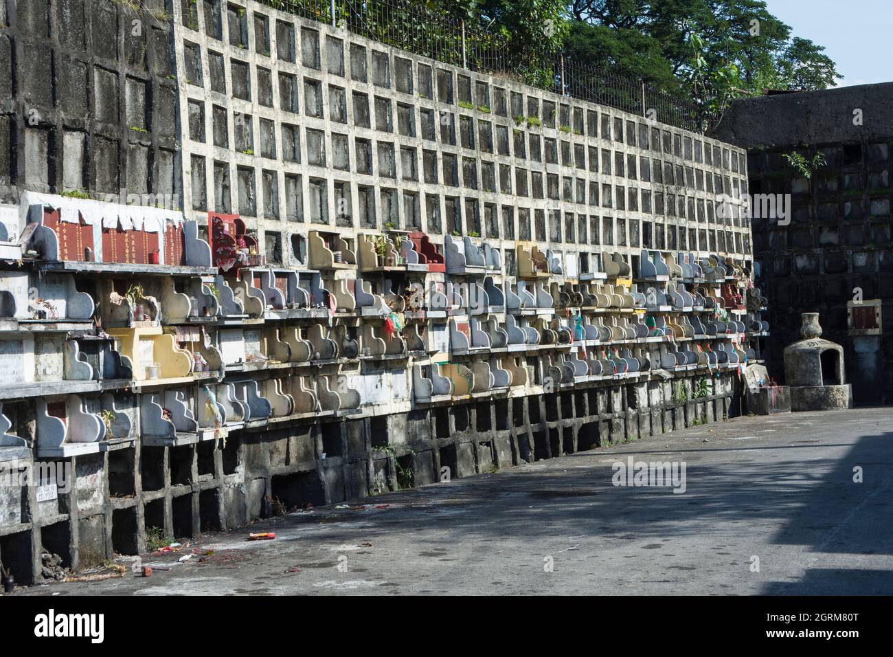 Grabmauer auf dem Chinesischen Friedhof von Manila, Manila, Philippinen Stockfoto