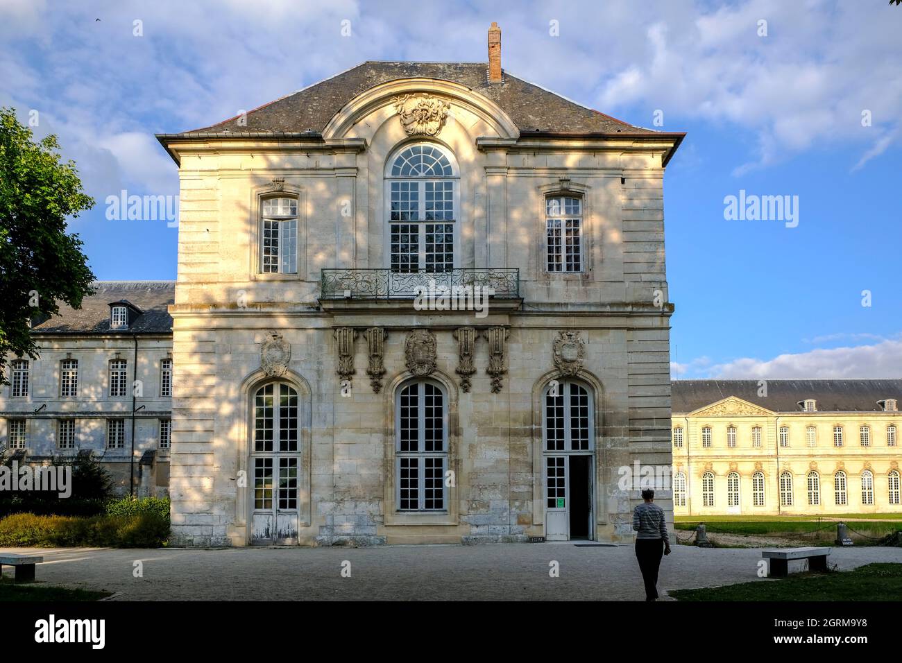 Frankreich, Le Bec-Hellouin, 28.08.2021: Blick auf das ehemalige Refektorium der Abtei Notre-Dame du Bec, das heute die neue Abteikirche beherbergt, im Stockfoto