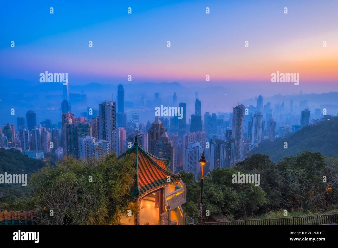 Victoria Peak Bei Sonnenaufgang. Wolkenkratzer Blick Vom Berühmten Ort Hong Kong City Stockfoto