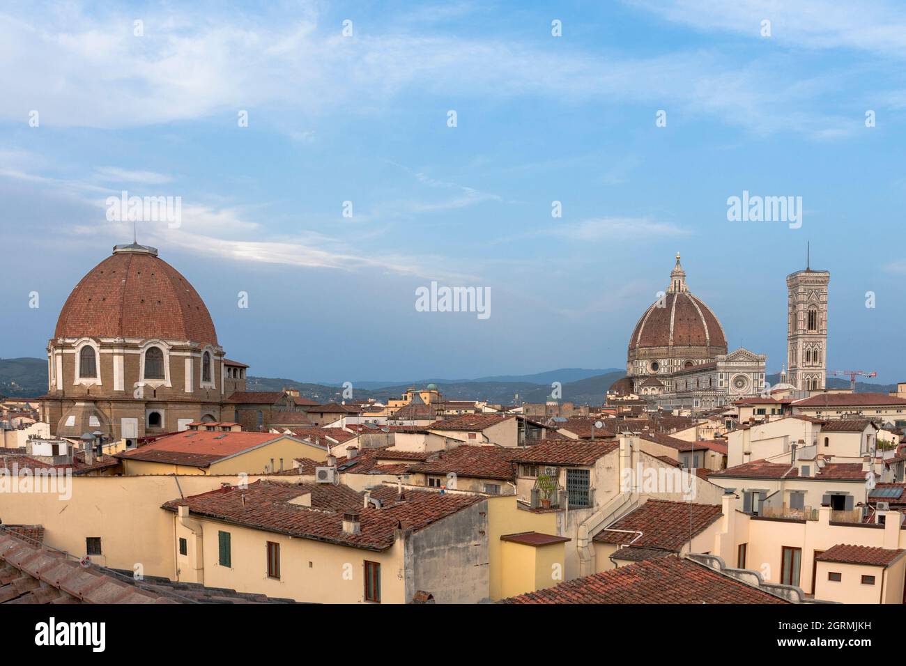 Blick auf den Dom, den Glockenturm von Giotto und die Cappelle Medicee von den Dächern von Florenz Stockfoto