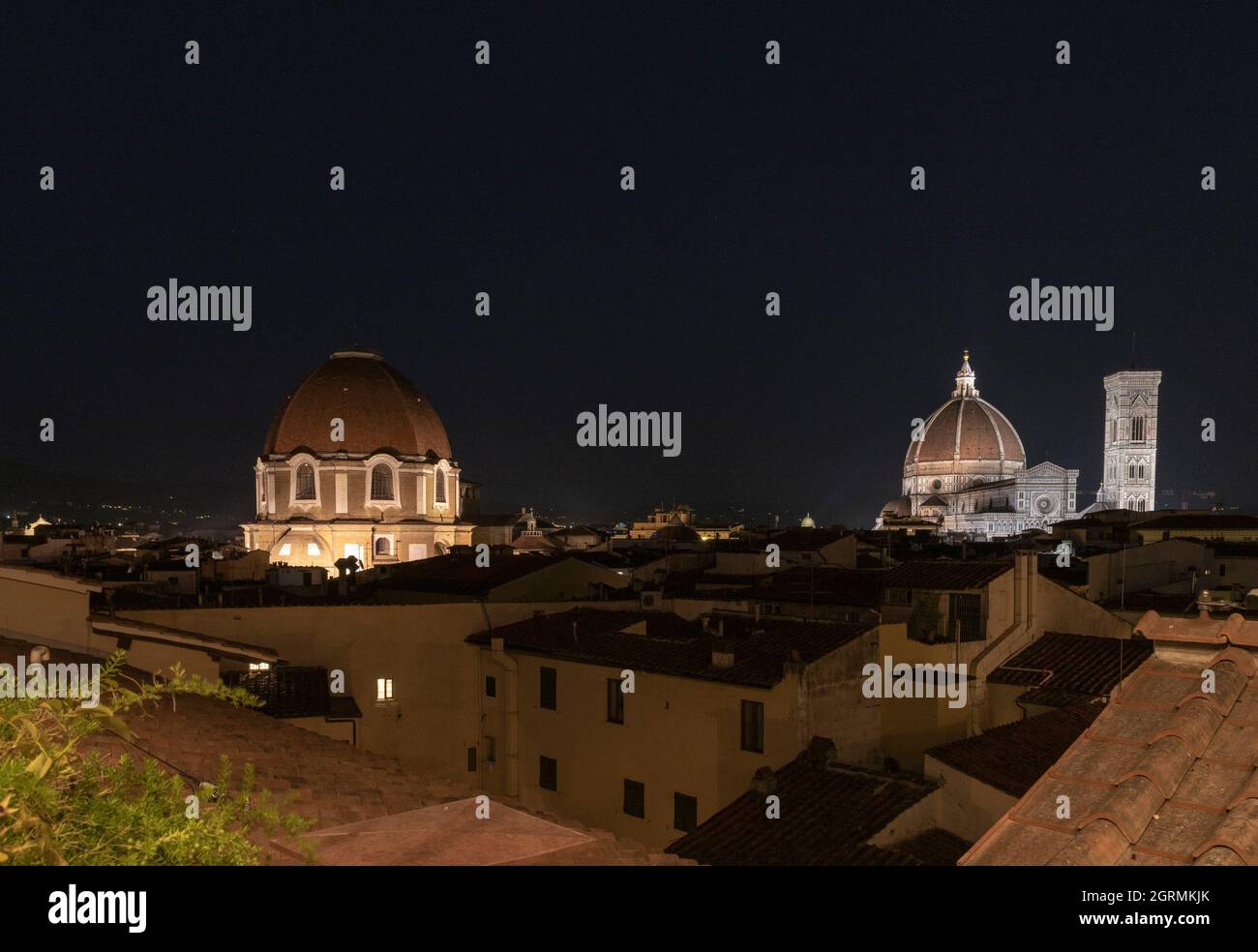 Nachtansicht des Duomo, des Glockenturms von Giotto und der Cappelle Medicee von den Dächern von Florenz Stockfoto
