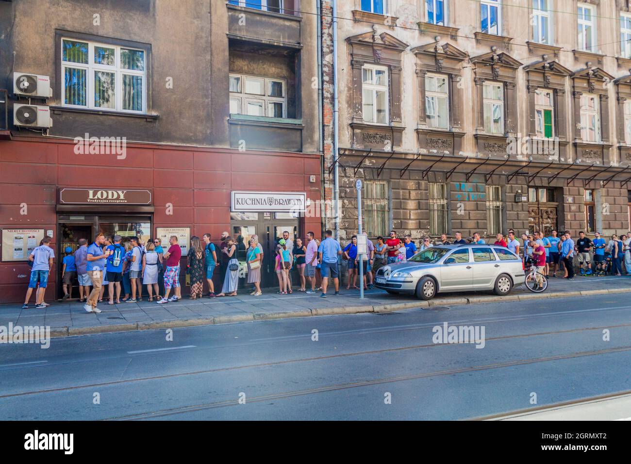 KRAKAU, POLEN - 4. SEPTEMBER 2016: Im Lody na Starowislnej, dem berühmten Eiscafé in Krakau, Polen, warten die Menschen in einer Schlange auf ein Eis. Stockfoto