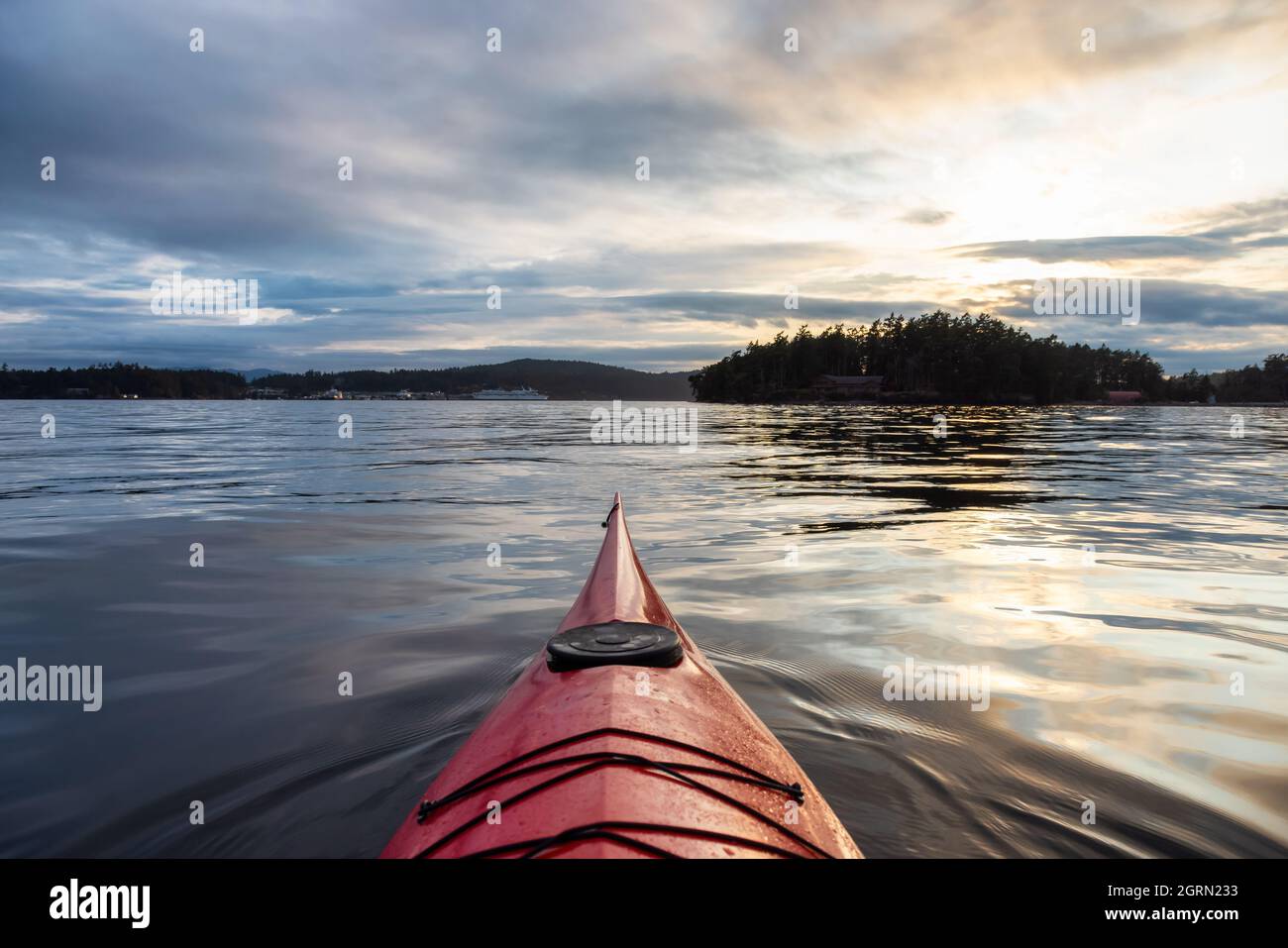 Seekajak-Paddeln im Pazifik. Dramatischer Sonnenuntergang Himmel. Aufgenommen in der Nähe von Victoria, Vancouver Islands, British Columbia, Kanada. Konzept: Sport, Advent Stockfoto