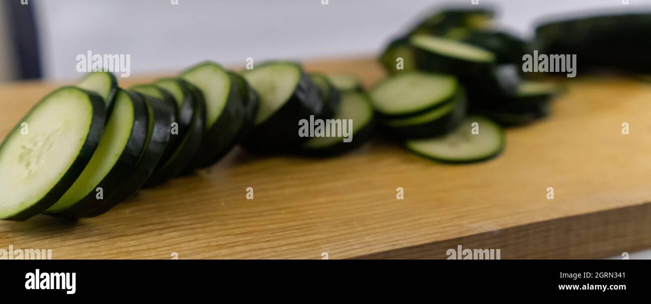 Frisch geschnittene Gurke auf einem Holzschneidebrett Stockfoto