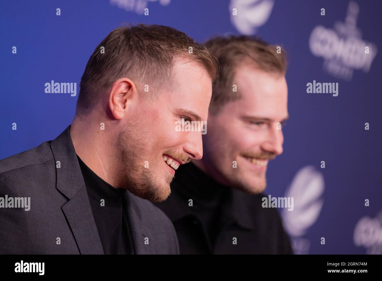 Köln, Deutschland. Oktober 2021. Die Zwillinge Benjamin und Dennis (r) Wolter, Youtuber, gehen den roten Teppich hinunter zur Verleihung der Deutschen Comedy-Preise. Die beliebtesten Comedy-Shows, Podcasts und Künstler werden ausgezeichnet. Quelle: Rolf Vennenbernd/dpa/Alamy Live News Stockfoto