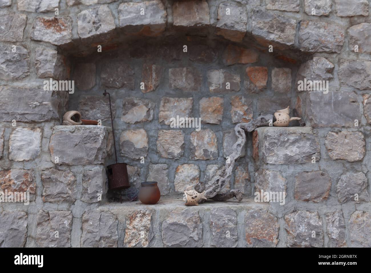 Falsches Fenster in einer Steinmauer, Nahaufnahme Stockfoto