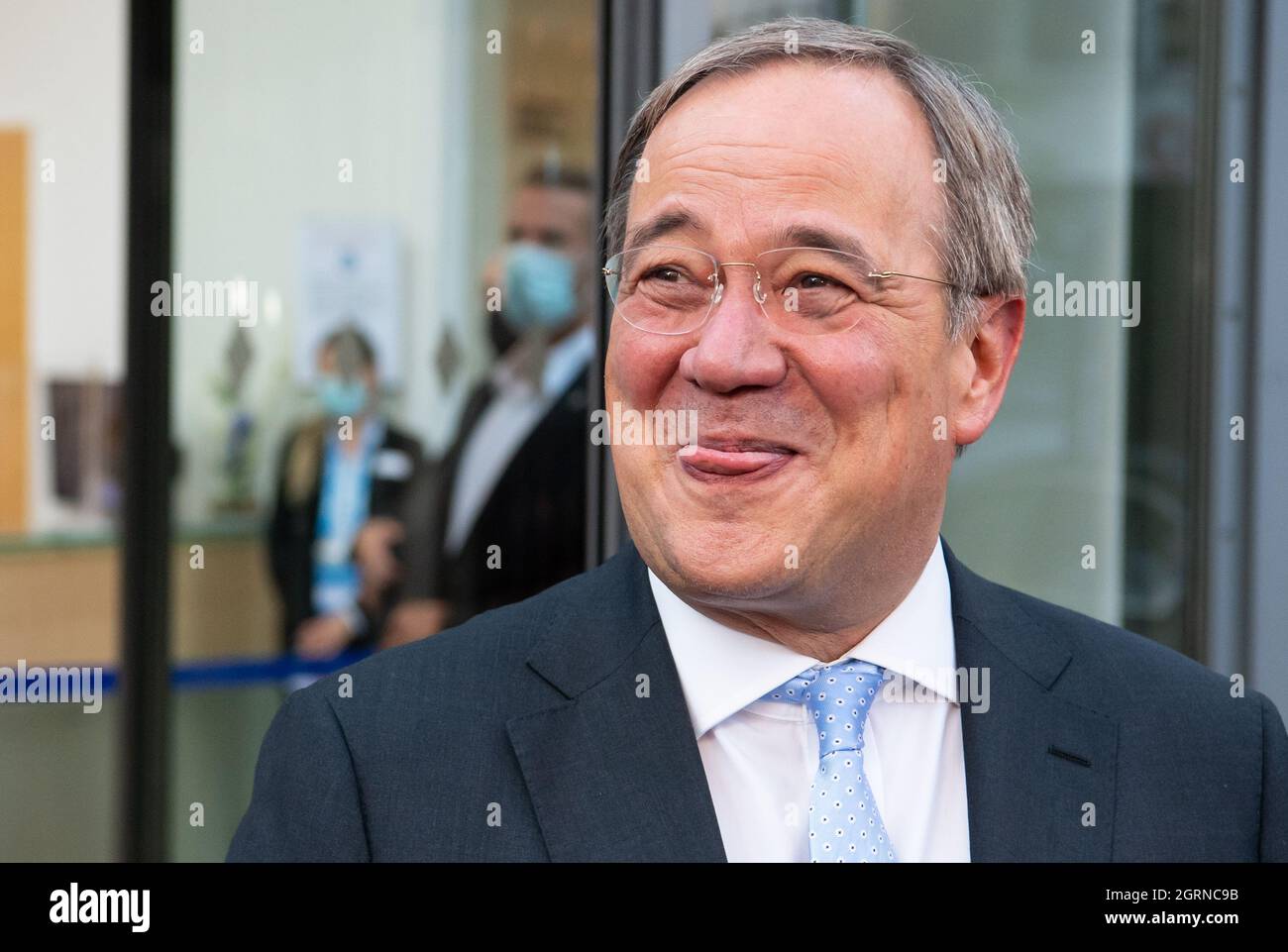 München, Deutschland. Oktober 2021. Armin Laschet, CDU-Fraktionsvorsitzender und Ministerpräsident von Nordrhein-Westfalen, wird an der Feier des 80. Geburtstages von Ex-Parteichef Stoiber in der Hanns-Seidel-Stiftung der CSU teilnehmen. Quelle: Sven Hoppe/dpa/Alamy Live News Stockfoto