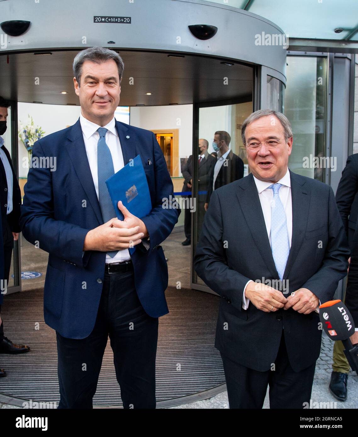 München, Deutschland. Oktober 2021. Markus Söder (l.), CSU-Vorsitzender und Ministerpräsident von Bayern, und Armin Laschet, CDU-Parteivorsitzender und Ministerpräsident von Nordrhein-Westfalen, kommen zur Feier des 80. Geburtstages des ehemaligen Parteiführers Stoiber in der Hanns-Seidel-Stiftung der CSU an. Quelle: Sven Hoppe/dpa/Alamy Live News Stockfoto