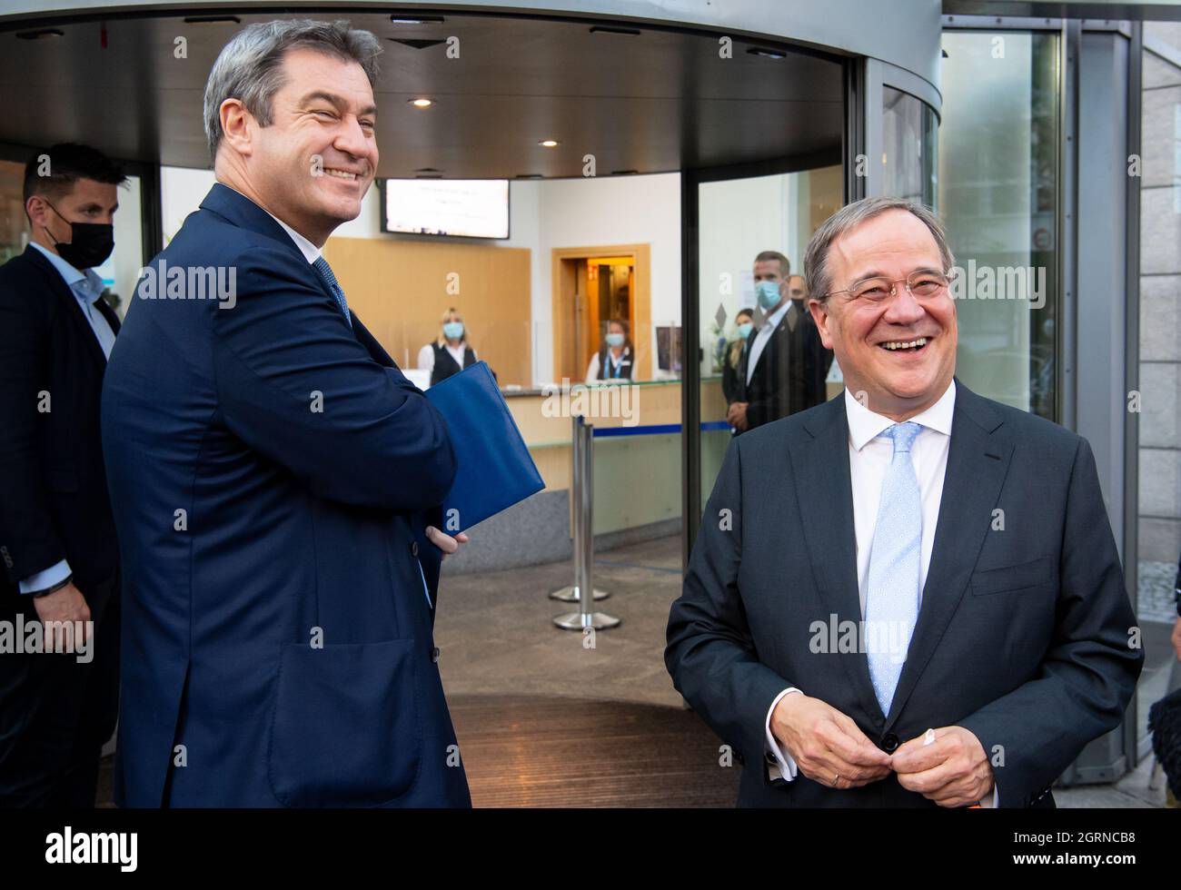 München, Deutschland. Oktober 2021. Markus Söder (l.), CSU-Vorsitzender und Ministerpräsident von Bayern, und Armin Laschet, CDU-Parteivorsitzender und Ministerpräsident von Nordrhein-Westfalen, kommen zur Feier des 80. Geburtstages des ehemaligen Parteiführers Stoiber in der Hanns-Seidel-Stiftung der CSU an. Quelle: Sven Hoppe/dpa/Alamy Live News Stockfoto