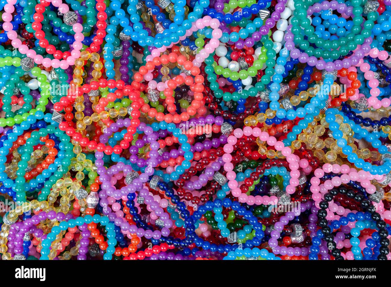 Bunte Perlen, bunte Armbänder, bunte Rosenkränze, Naturstein Stockfoto