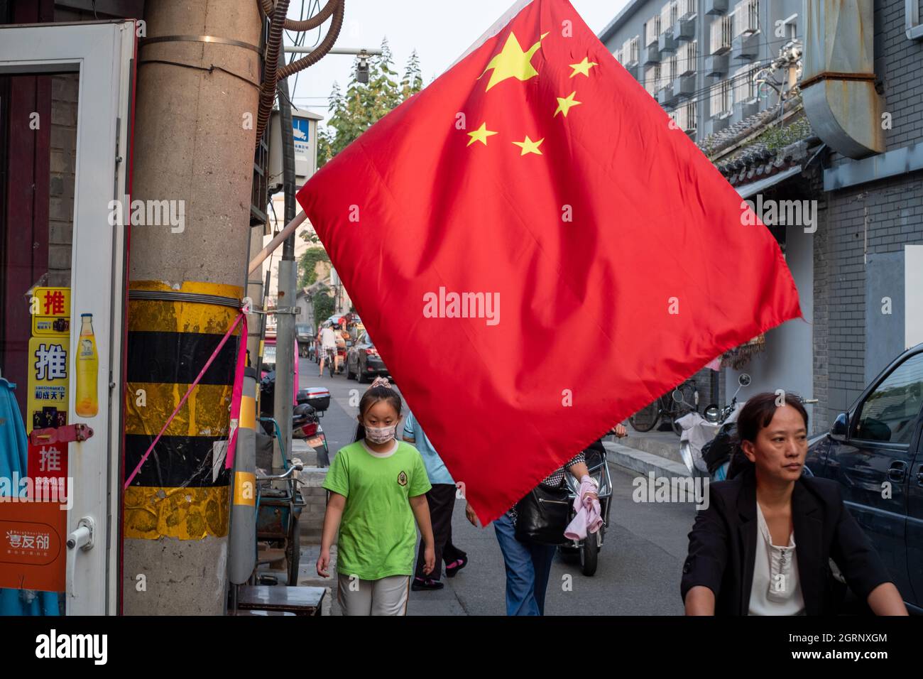 Die chinesische Nationalflagge ist auf einem Hutong am Nationalfeiertag der Volksrepublik China in Peking zu sehen. 01-Okt-2021 Stockfoto