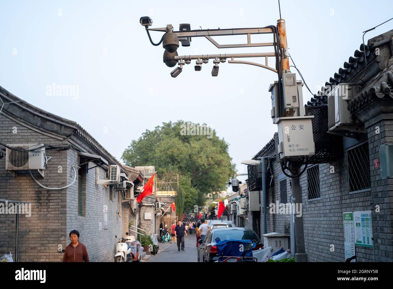 Eine Reihe von CCTV-Kameras ist in einer Gasse in Peking, China, zu sehen. 01-Okt-2021 Stockfoto