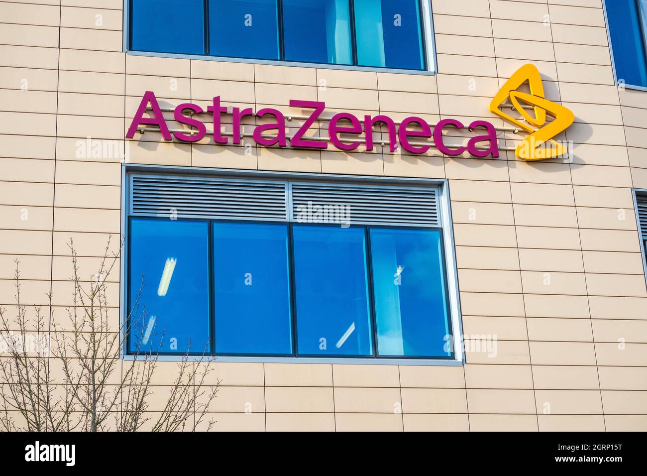 AstraZeneca-Logo an der Seite des Gebäudes in Cambridge, England. AstraZeneca plc ist ein britisch-schwedisches multinationales Pharma- und Biotechnologieunternehmen Stockfoto