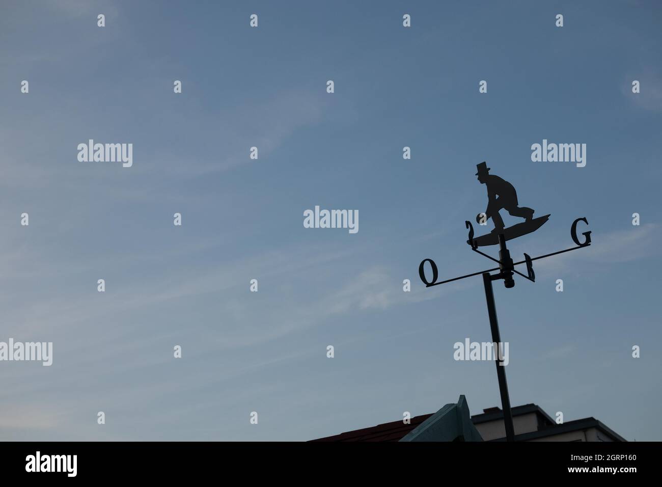 Bowling Green weathervane vor einem klaren blauen Himmel von einem Mann Bowling und O und G Buchstaben auf der Stange auf gerichteten Schaufeln an der ältesten der Welt geschmückt Stockfoto