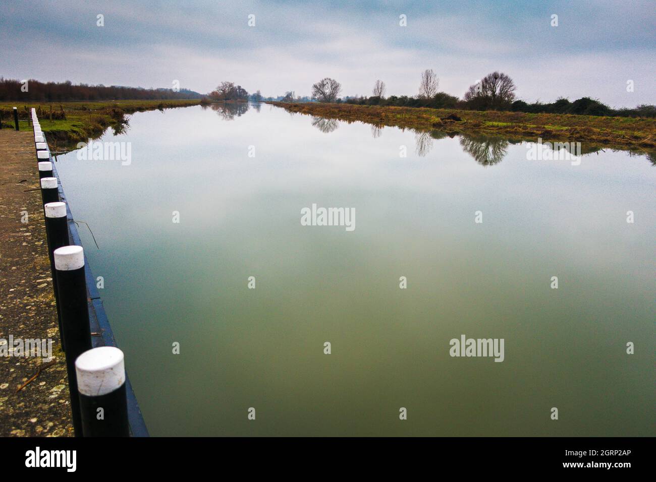 Great Ouse River in der Nähe von Schleuse bei Brownshill Lock und staunch, in der flachen Fenland in der Nähe von Over, Cambridgeshire, Großbritannien Stockfoto