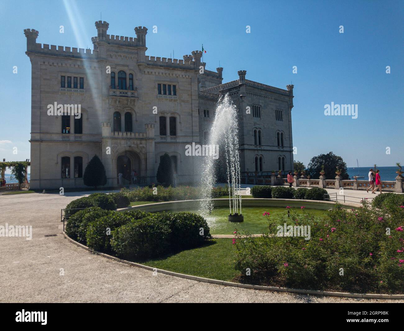 Eintritt in das historische Museum und den Park des Schlosses Miramare, Triest, Friaul-Julisch Venetien. 09-05-2021. Stockfoto
