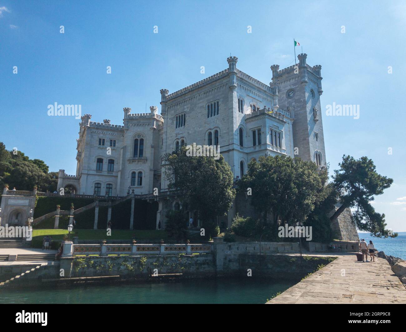 Eintritt in das historische Museum und den Park des Schlosses Miramare, Triest, Friaul-Julisch Venetien. 09-05-2021. Stockfoto