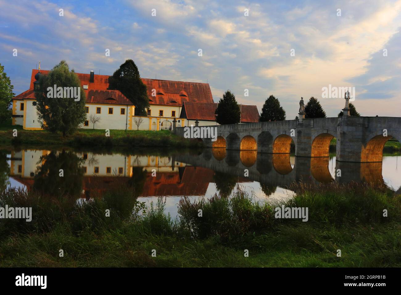 Tirschenreuth, Oberpfalz, Bayern Brücke und See und Teich im Fischhofpark zum Wandern und Spazierengehen oder Relaxen in der Freizeit oder im Urlaub Stockfoto