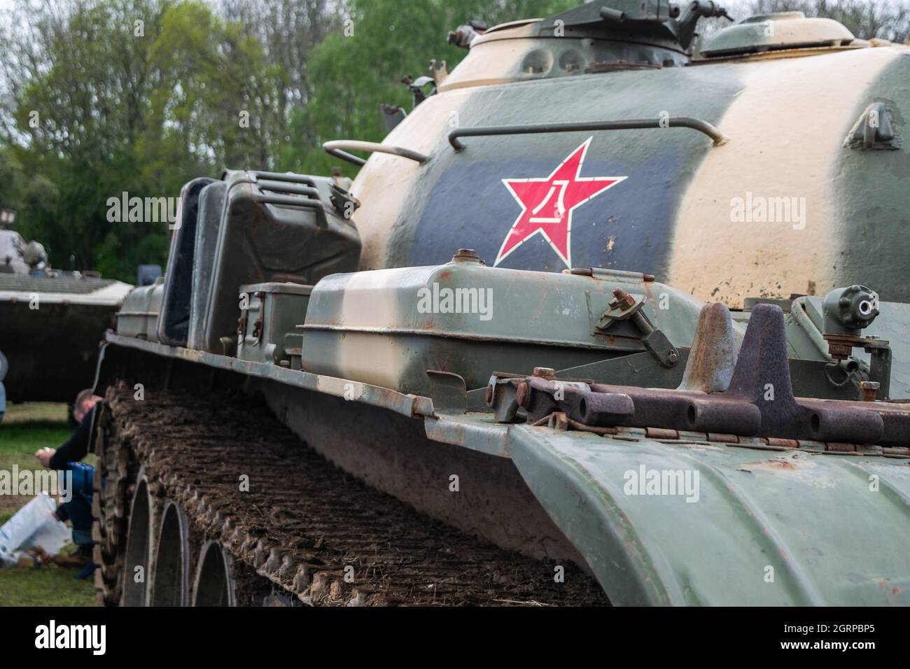 Linke Seite des Turms eines polnischen Panzers aus der Zeit des Kalten Krieges mit einem roten Stern Stockfoto