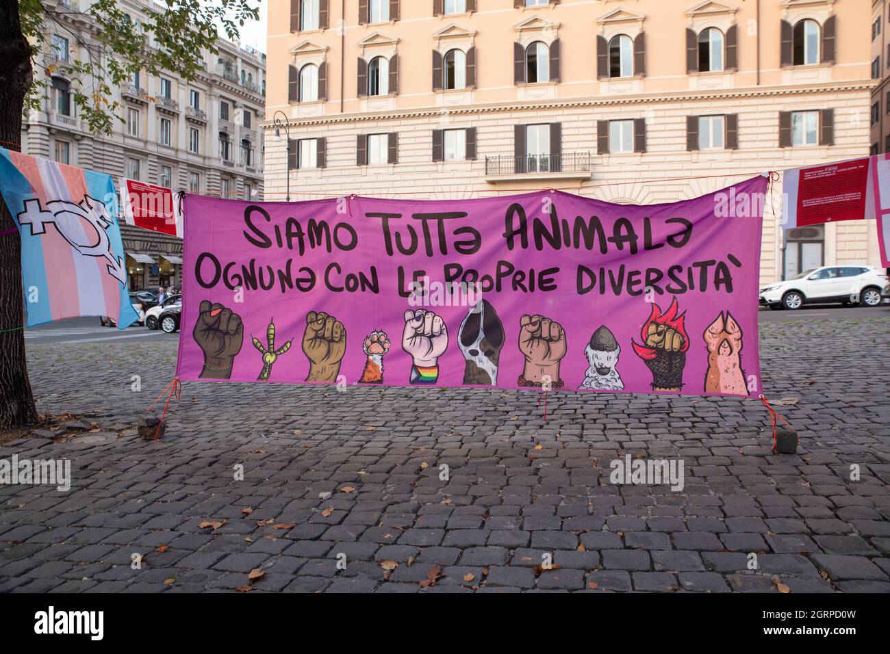 Rom, Italien. September 2021. Protest auf dem Esquilino-Platz, organisiert von der italienischen Vereinigung "Non Una Di Meno" zur Verteidigung der freien und sicheren Abtreibung anlässlich des Welttages für freie und sichere Abtreibung, der jedes Jahr am 28. September in Rom gefeiert wird. (Foto: Matteo Nardone/Pacific Press/Sipa USA) Quelle: SIPA USA/Alamy Live News Stockfoto