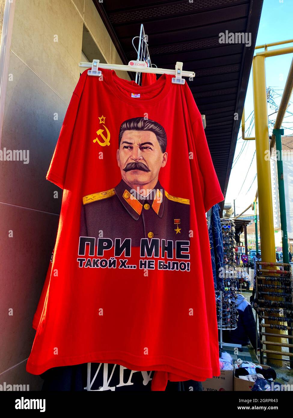 Sotschi, Russland 28. März 2021: In Sotschi hängt ein T-Shirt mit Stalins Porträts. Russland Stockfoto