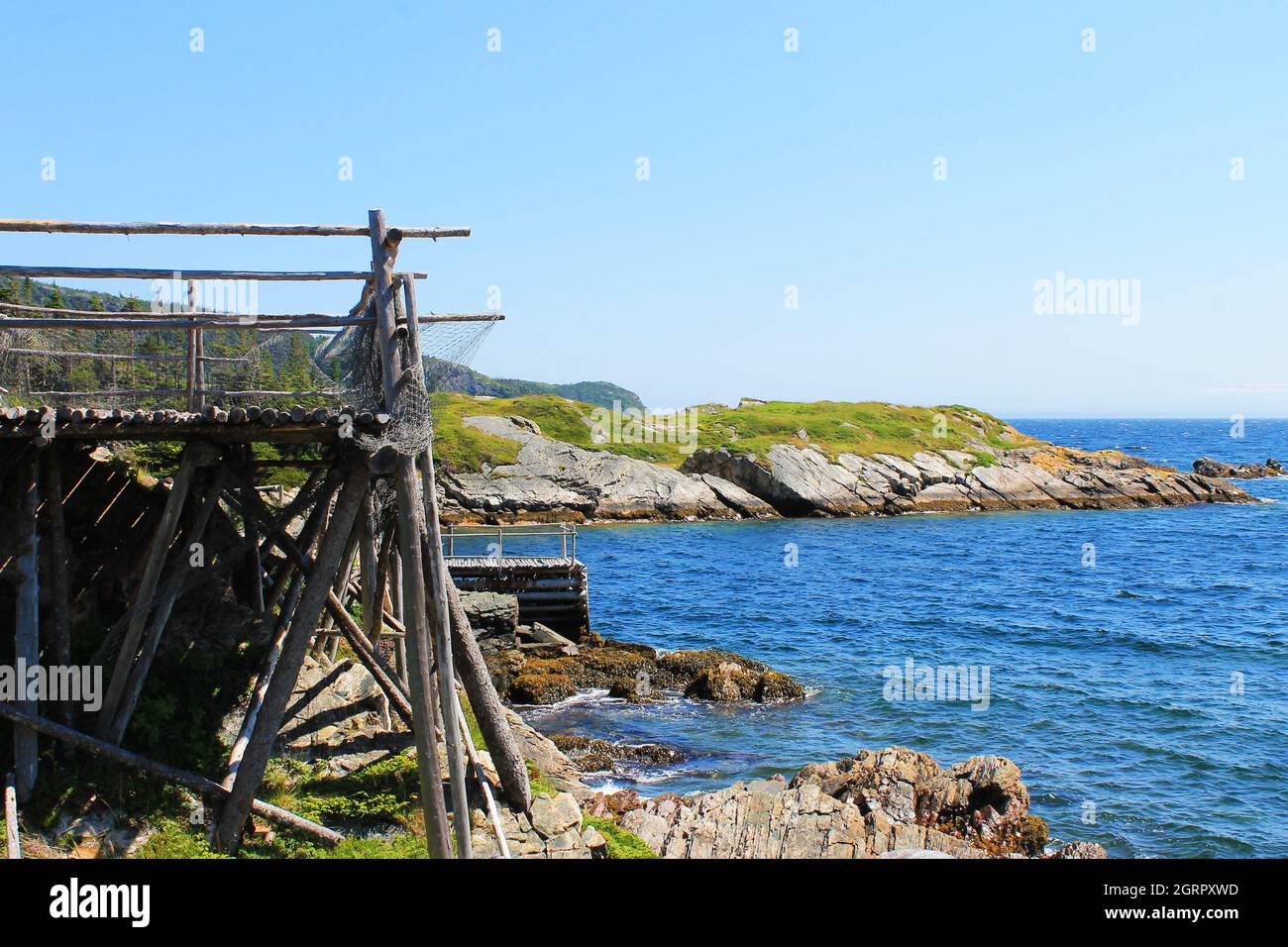 Ein Angelplatz und Pier an der felsigen Küste von Neufundland, am Atlantischen Ozean. Stockfoto