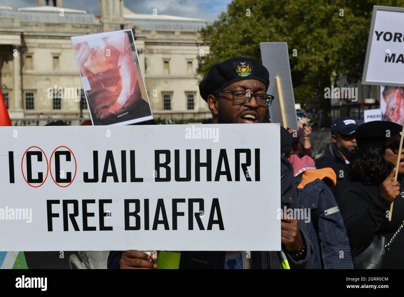 Ein Protestler hält während der Demonstration ein Plakat. Die Bewohner von Biafra (östlicher Teil von Nigeria) und die Indigenen von Biafra versammelten sich am Trafalgar Square und marschierten zur Downing Street, um das Referendum in Nigeria für eine friedliche Trennung von Biafra und Nigeria zu fordern. Stockfoto