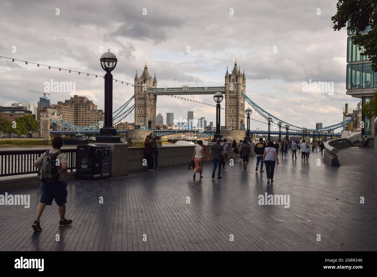 People on Queen's Walk Promenade next to Tower Bridge, London, Großbritannien 17 September 2021. Stockfoto