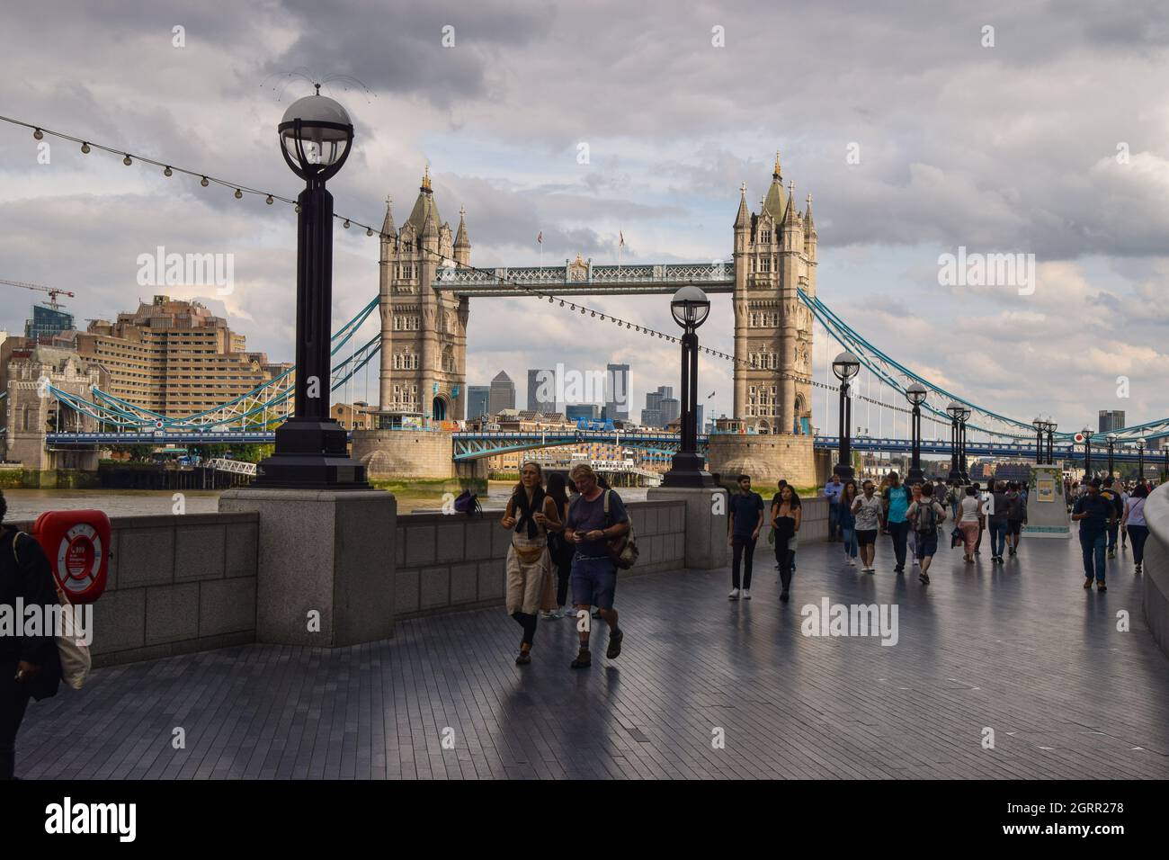 People on Queen's Walk Promenade next to Tower Bridge, London, Großbritannien 17 September 2021. Stockfoto