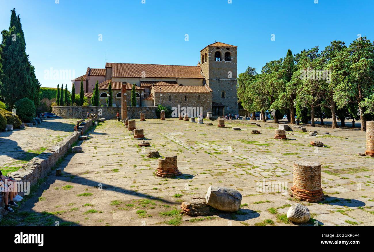 Cattedrale di San Giusto Martyre Kathedrale Garten . Stockfoto