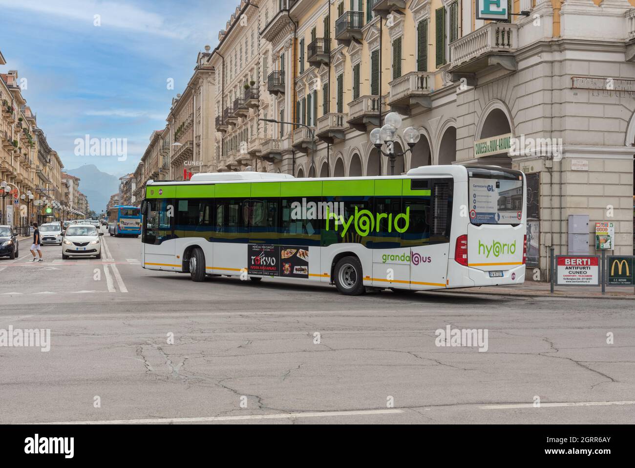 Cuneo, Piemont, Italien - 2. August 2021: Hybridbus mit ökologischem Diesel- und Elektromotor der Firma Granda Bus im corso Nizza in Cuneo Stockfoto