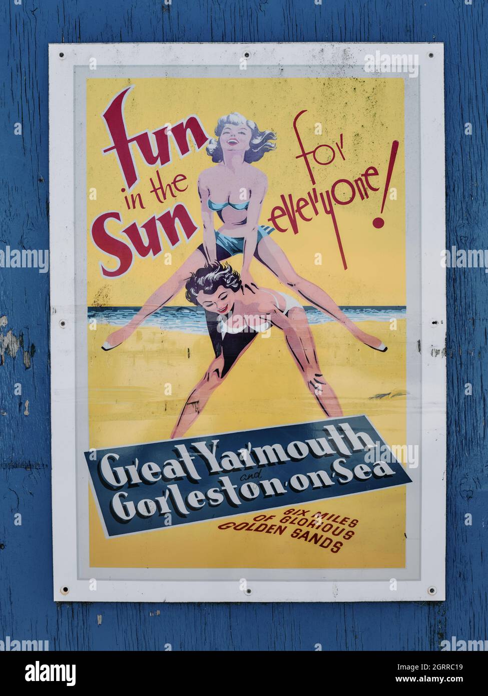 Vintage Holiday Poster, das in Great Yarmouth Seaside Resort town an der Norfolk Küste in England ausgestellt ist. Stockfoto