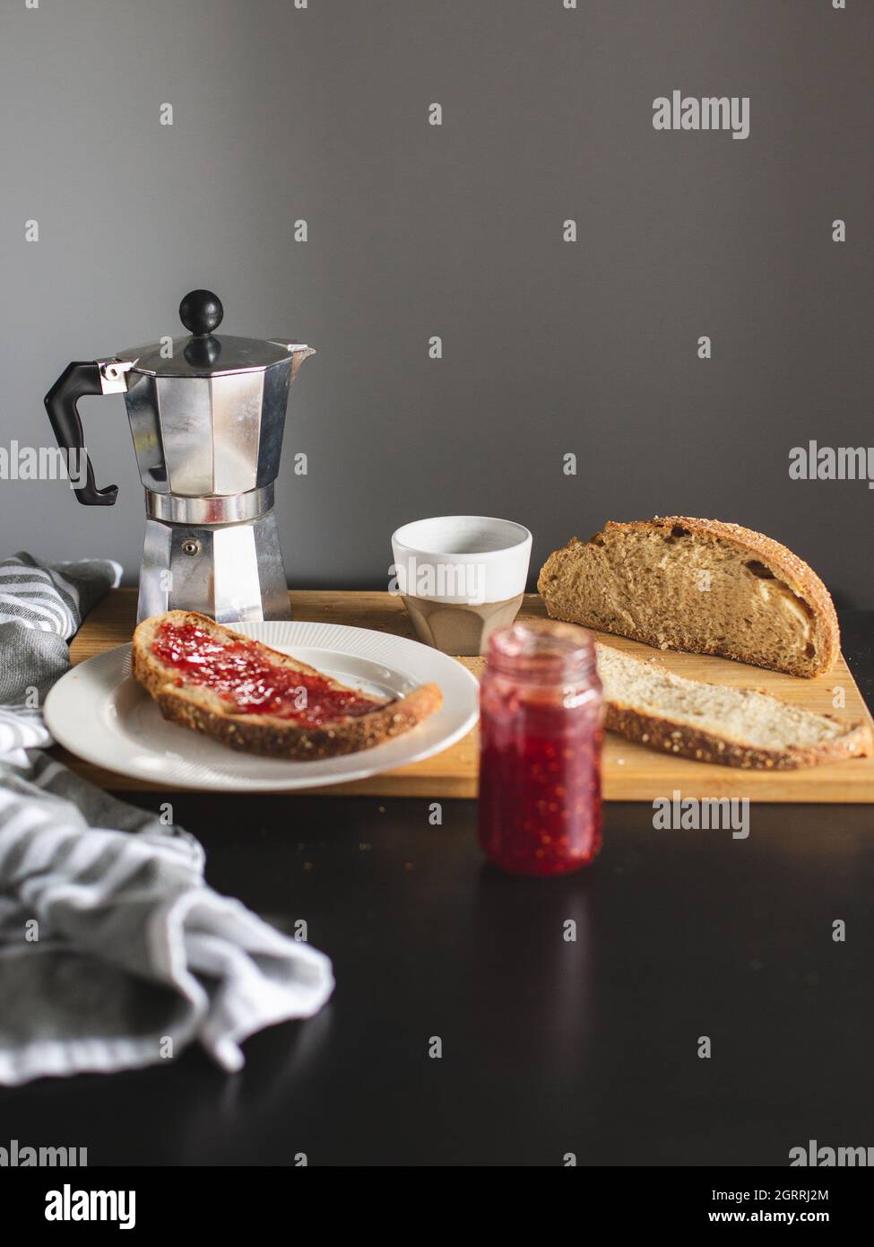 Zum Frühstück eine Tasse Kaffee servieren Stockfoto