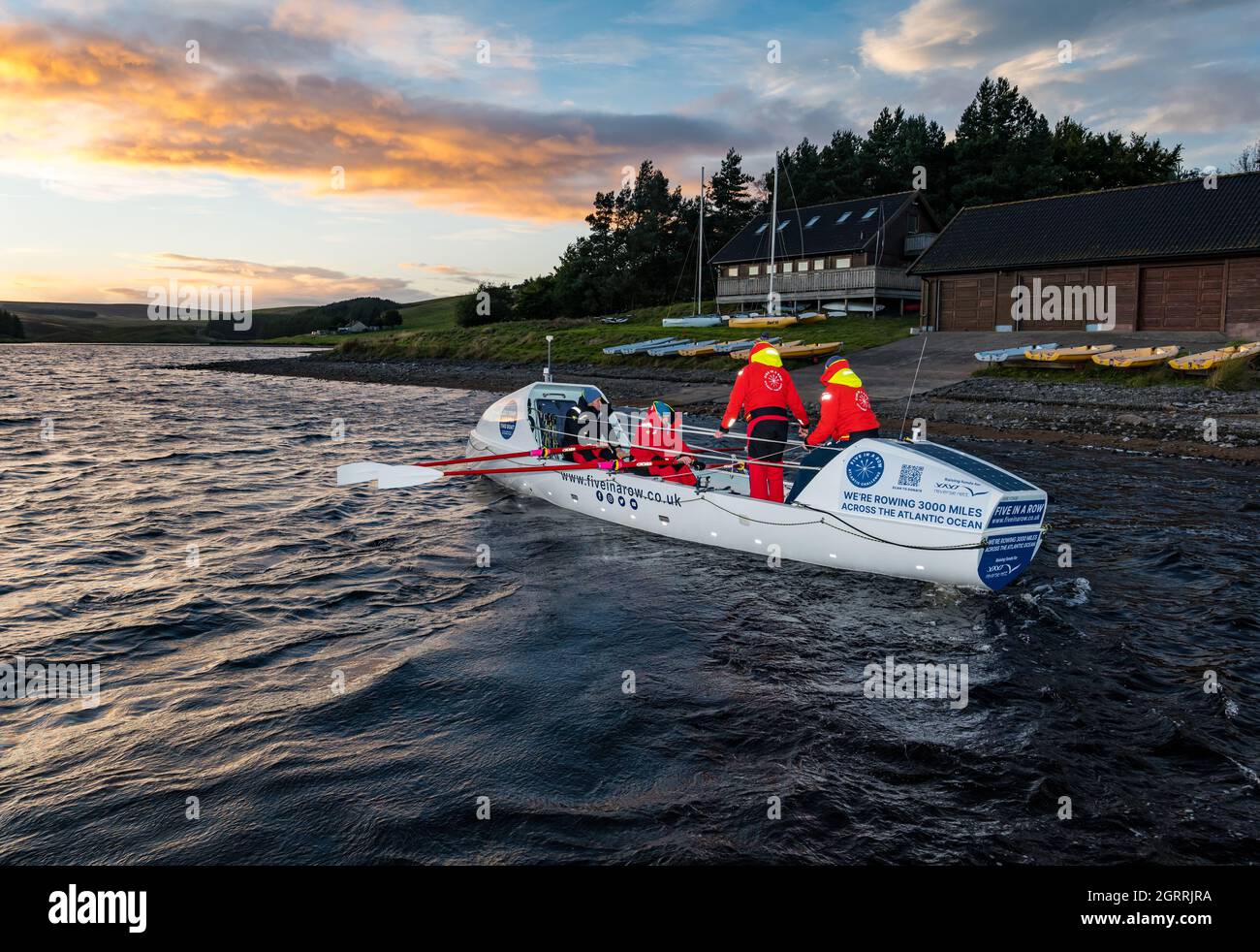 Whiteadder Reservoir, East Lothian, Schottland, Großbritannien, 1. Oktober 2021. Talisker Whisky Atlantic Challenge Training: 5 Männer werden im Dezember 3,000 Meilen über den Atlantischen Ozean in 2-Stunden-Schichten 24 Stunden am Tag für ca. 40 Tage rudern. Sie rudern nicht unterstützt, tragen Lebensmittel und Vorräte und sehen sich 40 Fuß hohen Wellen und Schlafentzug gegenüber. Ihre Herausforderung ist die „Reverse Rett“-Wohltätigkeitsorganisation, da die Tochter eines Crew-Mitglieds an Rett-Syndrom leidet. Die Besatzung trainiert im Stausee, um das Ziel von 120 Stunden im Boot zu erreichen. Stockfoto