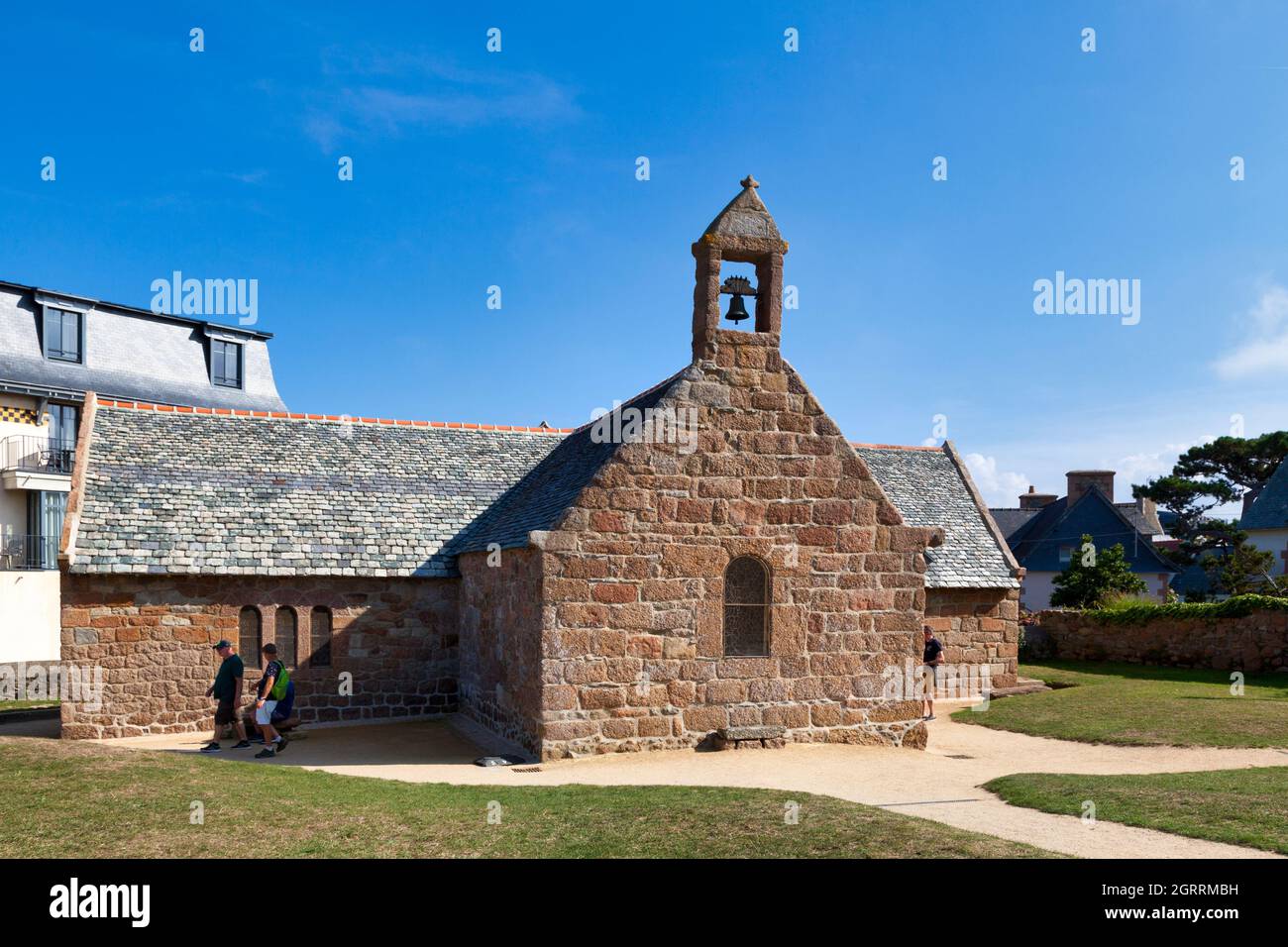 Perros-Guirec, Frankreich - 21 2021. September: Die Kapelle Saint-Guirec ist eine Kapelle gegenüber dem Plage Saint-Guirec (Strand Saint-Guirec) Stockfoto