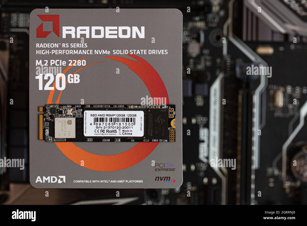 Kalifornien, USA - 30. September 2021:AMD Radeon R5 SSD M.2 120 GB Stockfoto