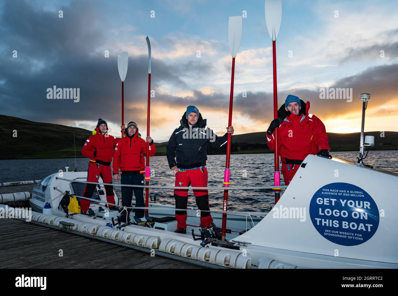 Whiteadder Reservoir, East Lothian, Schottland, Großbritannien, 1. Oktober 2021. Talisker Whisky Atlantic Challenge Training: 5 Männer werden im Dezember 3,000 Meilen über den Atlantischen Ozean in 2-Stunden-Schichten 24 Stunden am Tag für ca. 40 Tage Rennen andere Crews in der Herausforderung. Sie rudern nicht unterstützt, tragen Lebensmittel und Vorräte und stehen bis zu 40 Fuß hohen Wellen und Schlafentzug gegenüber. Im Bild (L bis R) Ian Baird, Ross McKinney, Duncan Hughes, Clive Rooney Stockfoto