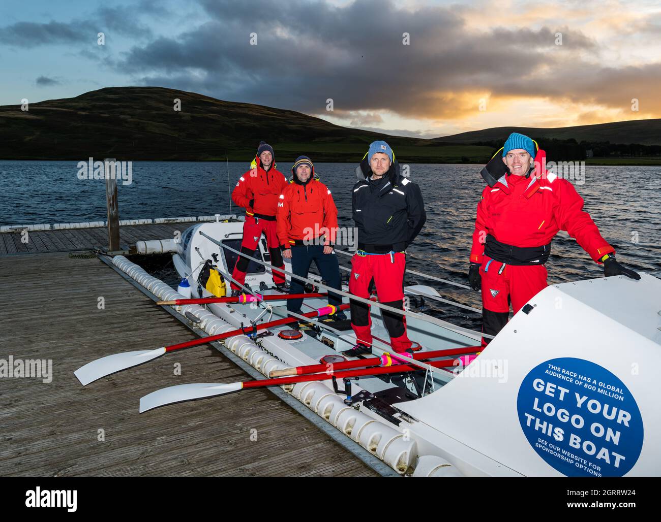 Whiteadder Reservoir, East Lothian, Schottland, Großbritannien, 1. Oktober 2021. Talisker Whisky Atlantic Challenge Training: 5 Männer werden im Dezember 3,000 Meilen über den Atlantischen Ozean in 2-Stunden-Schichten 24 Stunden am Tag für ca. 40 Tage Rennen andere Crews in der Herausforderung. Sie rudern nicht unterstützt, tragen Lebensmittel und Vorräte und stehen bis zu 40 Fuß hohen Wellen und Schlafentzug gegenüber. Im Bild (L bis R) Ian Baird, Ross McKinney, Duncan Hughes, Clive Rooney Stockfoto