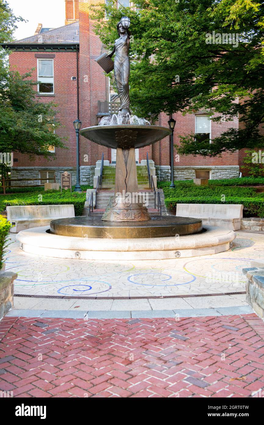 USA Maryland MD Montgomery County Rockville das alte Bezirksgericht mit Spirit of Rockville Fountain und Statue Stockfoto