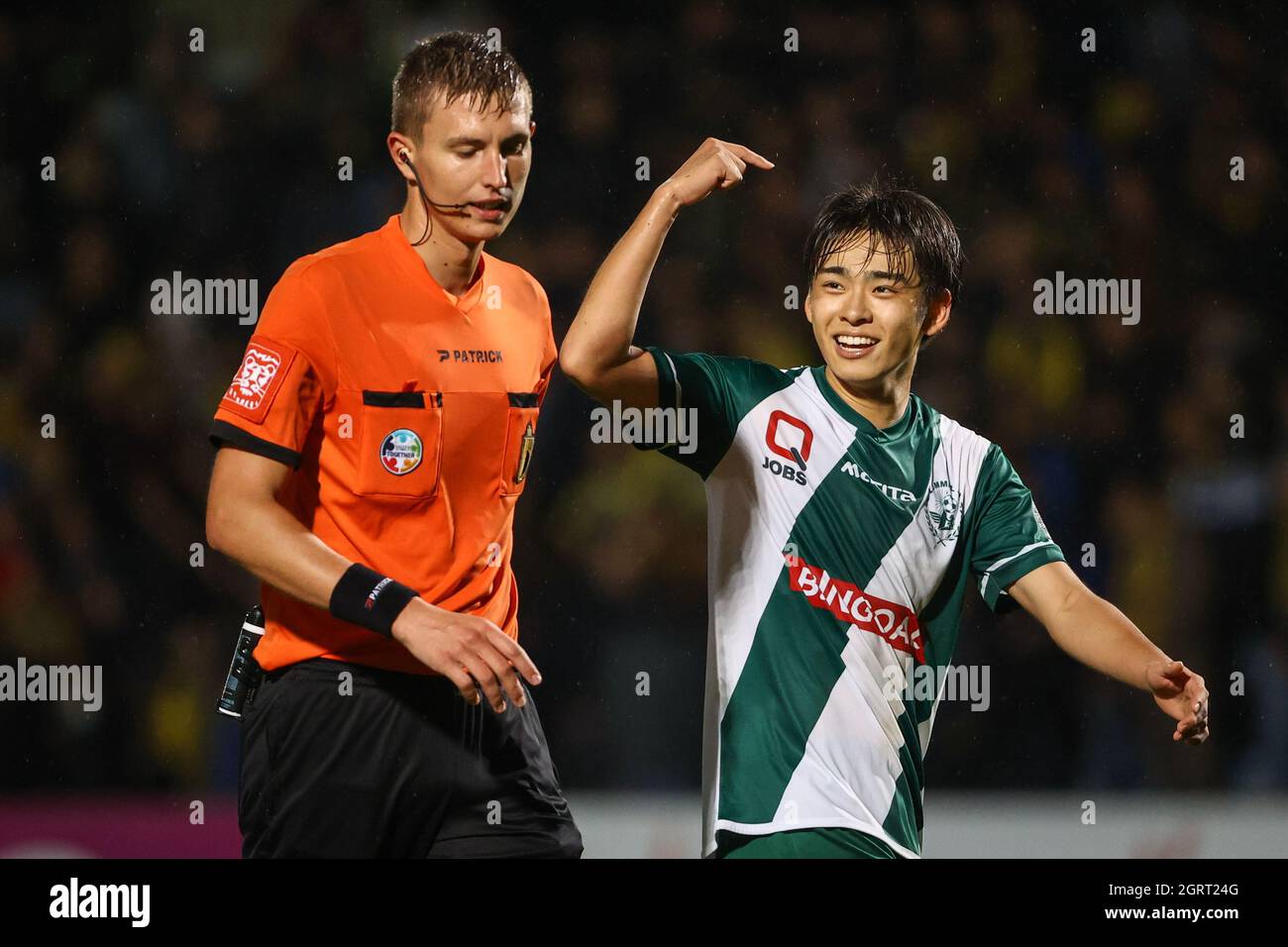 Lommels Koki Saito diskutiert mit Schiedsrichter Arthur Denil während eines Fußballmatches zwischen KVC Westerlo und Lommel SK am Freitag, 01. Oktober 2021 in Wester Stockfoto