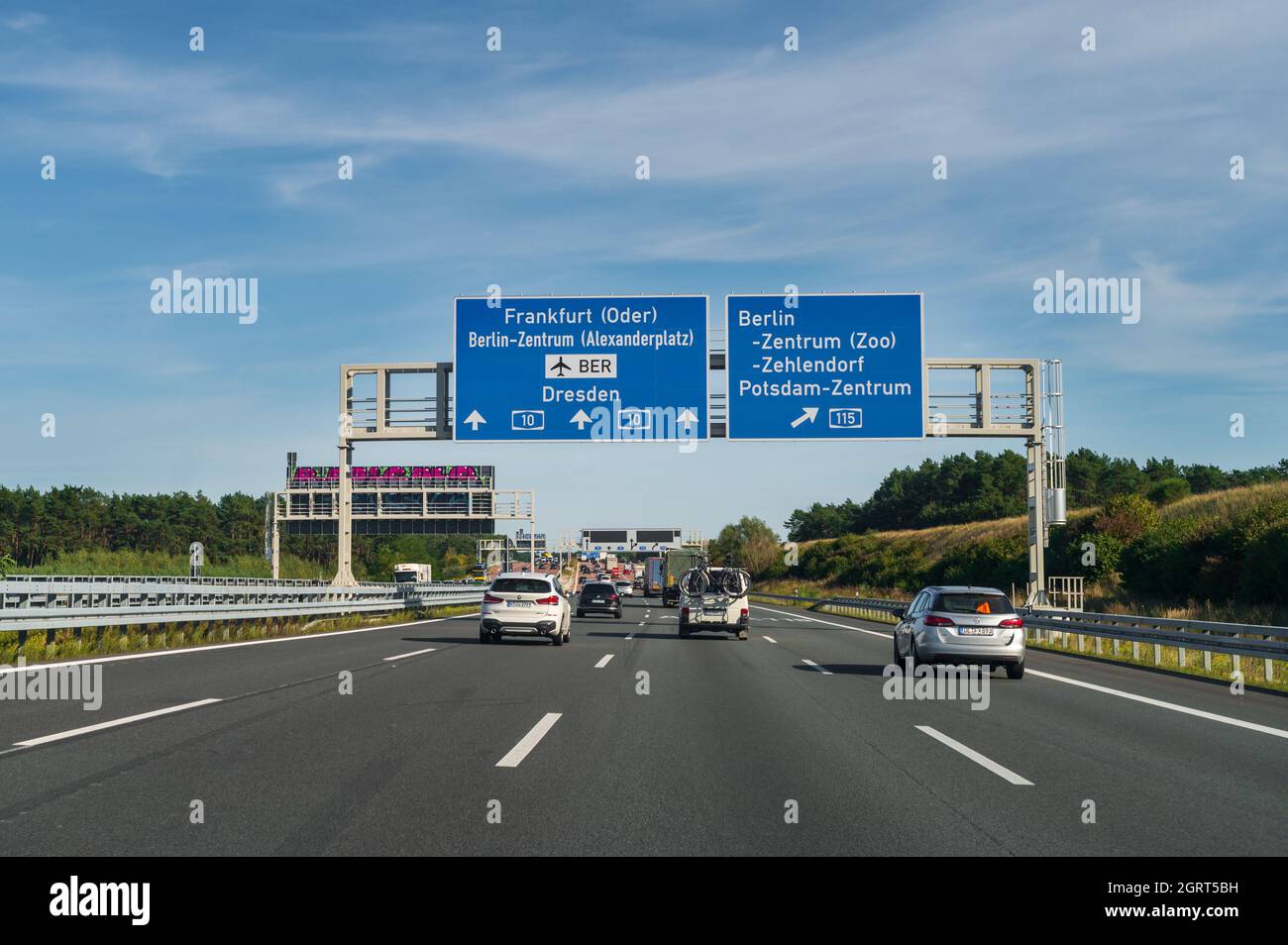 Deutschland , Berlin , 30.09.2021 , auf dem mehrspurigen Autobahnring bei Berlin Stockfoto
