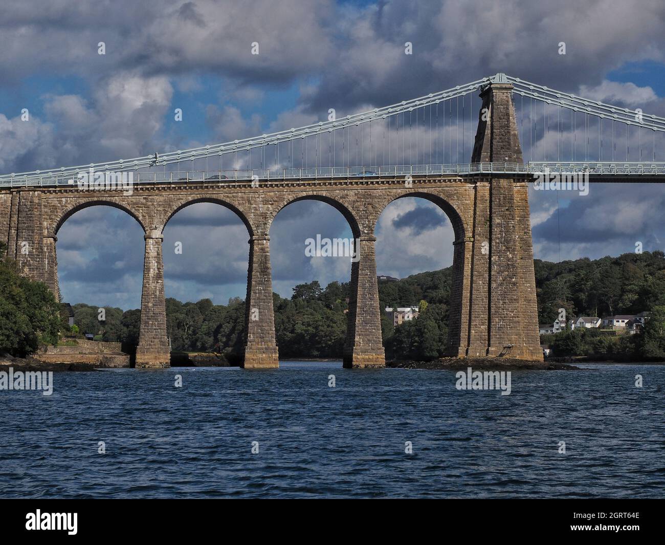 Die Menai-Brücke von der Menai-Meerenge Stockfoto