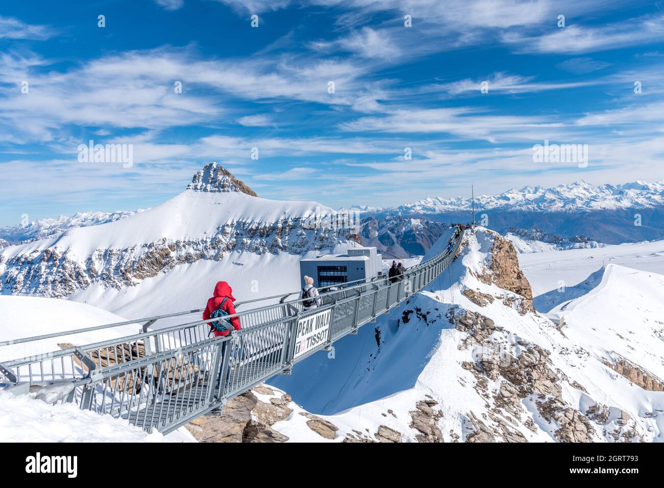 Glacier 3000, Schweiz, Oktober 31,2020::Menschen, die auf der Fußgängerbrücke auf 3000 Meter über dem Meeresspiegel wandern. Stockfoto