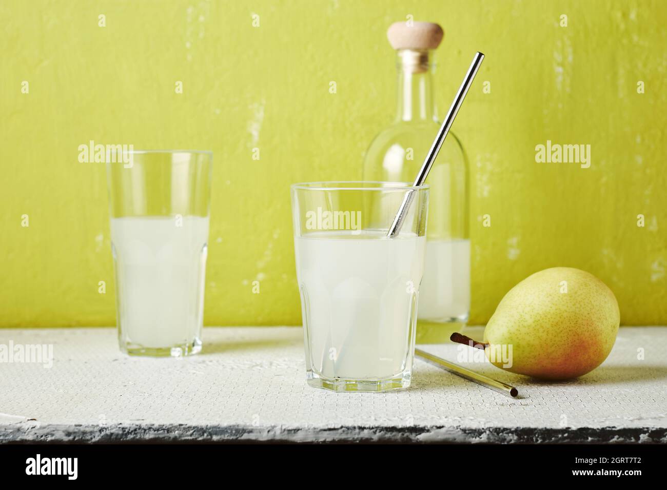 Birnengetränk, Cocktail in einem Glas mit Stroh. Stockfoto