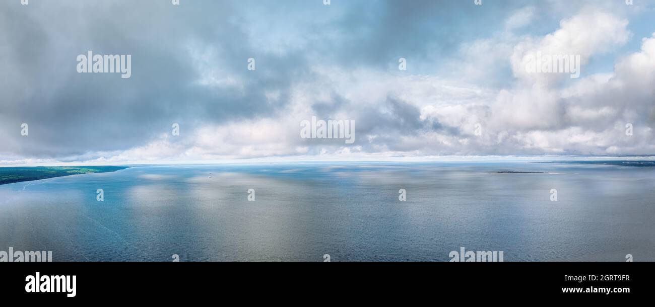 Dramatische Wolken über der Wolga, Russland. Große und weite Panoramaansicht aus der Luft Stockfoto