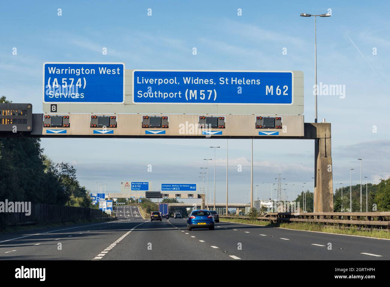 Britische Autobahn, Wegweiser in Richtung A 574 Warrington West und M62 Liverpool, Widnes, St Helens, Southport (M57) Stockfoto