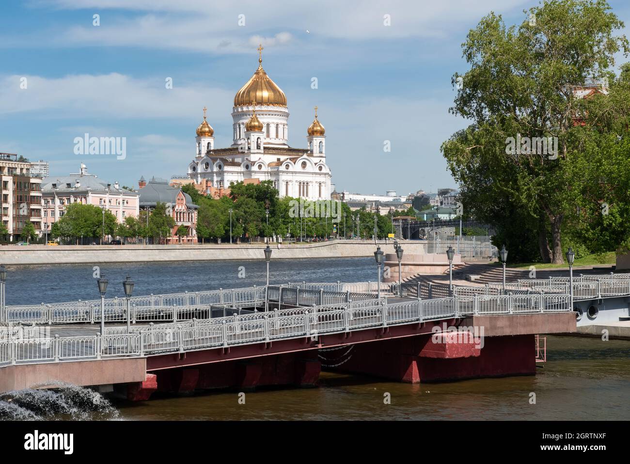 Blick auf die Kuppel der Kathedrale von Christus dem Erlöser, Häuser auf Pretschistenskaya Damm und der Moskwa Fluss in sonnigen Morgen Moskau Stockfoto