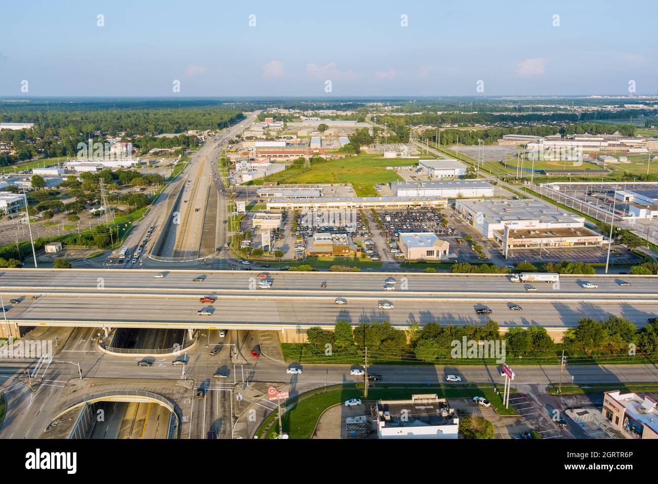 Panorama-Luftaufnahme der Interstate 45, Autobahnkreuz an der südöstlichen Seite von Houston, Texas Stockfoto